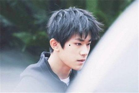 刘昊然吃瓜易烊千玺视频,趣味互动引网友热议