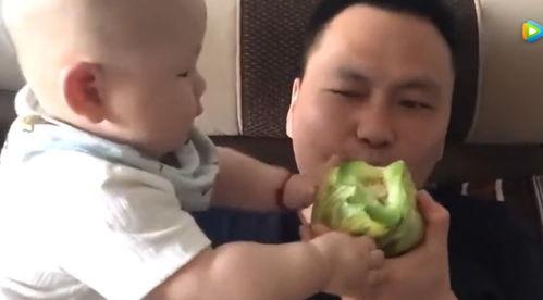 1岁宝宝吃瓜视频,甜蜜瞬间萌化人心