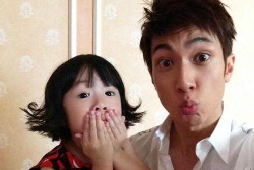 吴尊和女儿吃瓜事件视频,亲子互动背后的温馨瞬间