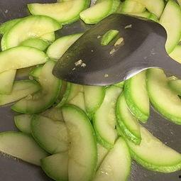 小瓜怎么做吃美食视频,家常小瓜新吃法，解锁美味新境界