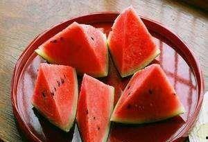 摆摊吃瓜吐籽视频,趣味互动短视频走红网络