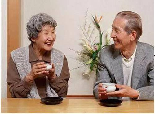 外国老人假装吃瓜视频在线观看,揭秘真实生活瞬间