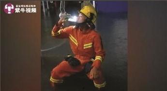 消防员吃哈密瓜的视频,哈密瓜美食瞬间