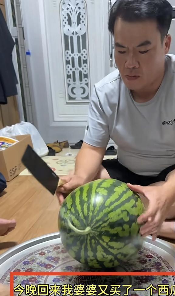 给韩国人看吃瓜视频,揭秘中国吃瓜文化，趣味横生的美食短视频盛宴