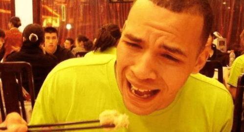 老外吃羊角瓜视频播放,品尝地道中国美食