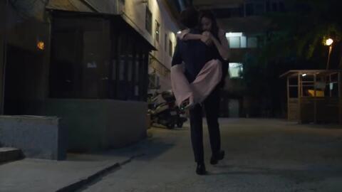 地下室吃瓜的视频女主