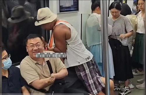 青岛地铁男子吃瓜视频播放,地铁文化新现象