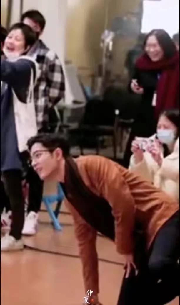 吃瓜视频亲吻戏在第几集,甜蜜亲吻戏码揭秘，第几集浪漫上演？