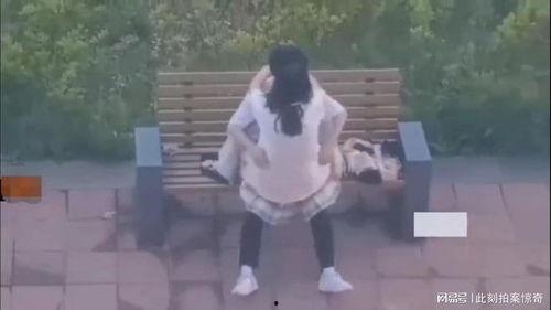 小情侣吃瓜视频,甜蜜互动引网友热议