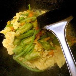 怎么用棚瓜做菜吃视频讲解,棚瓜多样美味菜谱制作教程