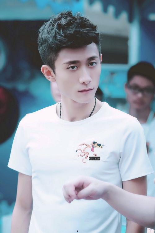 张一山情绪吃瓜事件视频,娱乐圈真真假假