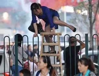 吃瓜女子翻围墙视频,揭秘网络红人翻围墙视频背后的故事