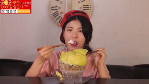 吃哈密瓜冰淇淋视频,哈密瓜冰淇淋美味瞬间